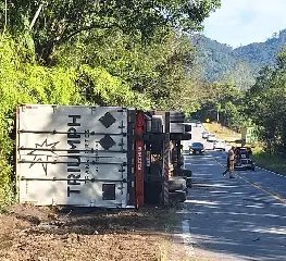 Caminhão tomba após sair da pista na rodovia SC-108 - 1