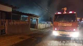 Kitnets são destruídas após incêndio durante a madrugada  - 1