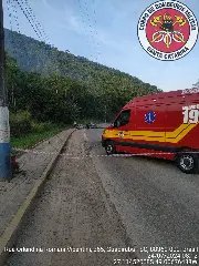 Homem fica ferido após bater carro com poste em Guabiruba - 1