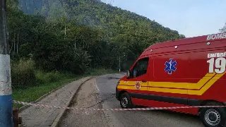 Motociclista teria sofrido queda depois de se enroscar em fios - 1