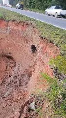 (VÍDEO) Deslizamento de terra na Gentil Battisti Archer ameaça segurança dos motoristas - 3