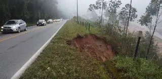 (VÍDEO) Deslizamento de terra na Gentil Battisti Archer ameaça segurança dos motoristas - 6