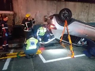 Duas pessoas ficam feridas após carro capotar - 1