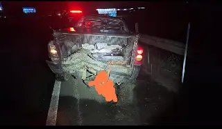 Carro vai parar no meio do guard rail após colidir contra carro - 1