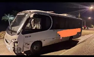 Ônibus e carro colidem na rodovia Ivo Silveira, em Brusque - 1
