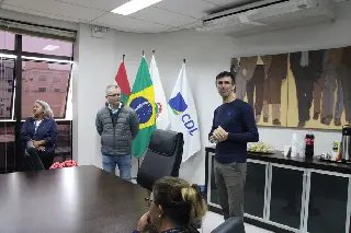 Colaboradora recebe homenagem da CDL pelos 5 anos - 5
