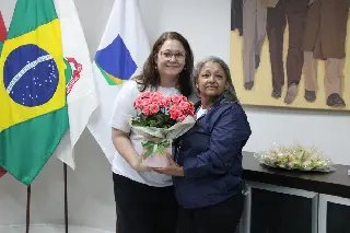 Colaboradora recebe homenagem da CDL pelos 5 anos - 2