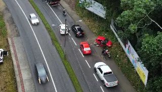 Carros colidem no Centro I e trânsito fica congestionado - 3