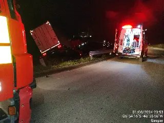 Motorista sofre crise convulsiva e colide caminhão contra rotatória  - 1