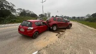 (VÍDEO) Colisão entre três carros é registrada no Centro - 6