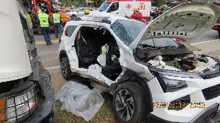 Três pessoas ficam feridas em acidente entre carro e caminhão - 1