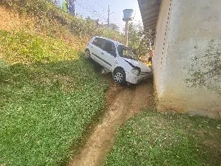 (VIDEO) Jovem fica ferido após carro cair em barranco em Brusque - 6