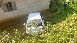 (VIDEO) Jovem fica ferido após carro cair em barranco em Brusque - 1