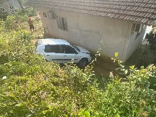 (VIDEO) Jovem fica ferido após carro cair em barranco em Brusque - 8