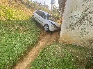 (VIDEO) Jovem fica ferido após carro cair em barranco em Brusque - 5