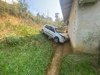 (VIDEO) Jovem fica ferido após carro cair em barranco em Brusque - 7