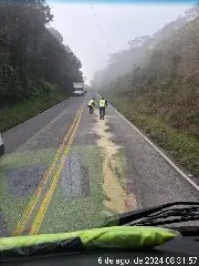 Bombeiros realizam limpeza de óleo na pista na Gentil Battisti Archer - 1