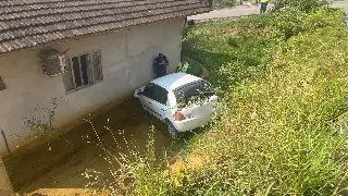Bombeiros atualizam informações sobre queda de carro em barranco - 2