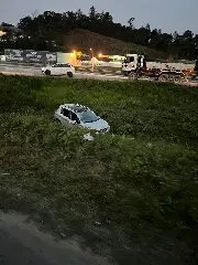 Carro cai em barranco no retorno da rodovia Antônio Heil - 5