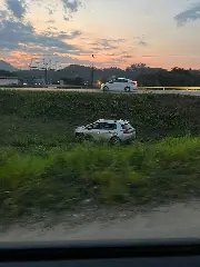 Carro cai em barranco no retorno da rodovia Antônio Heil - 2
