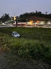 Carro cai em barranco no retorno da rodovia Antônio Heil - 9