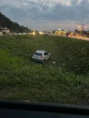 Carro cai em barranco no retorno da rodovia Antônio Heil - 6