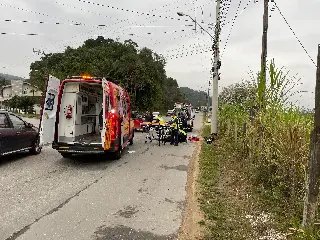 Colisão entre moto e carro teria feito mulher sofrer fratura exposta - 3