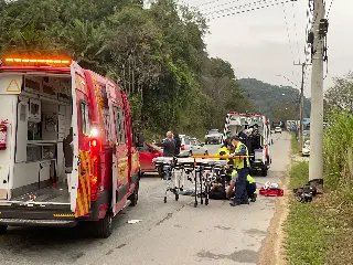 Colisão entre moto e carro teria feito mulher sofrer fratura exposta - 2