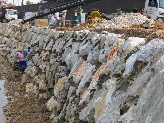 Trabalhos de impermeabilização do enrocamento da Beira Rio são iniciados - 2