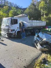 Arcanjo é acionado após colisão frontal entre carro e caminhão no Moura - 1