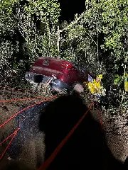 Motorista é socorrido inconsciente após carro cair em barranco em Nova Trento  - 1