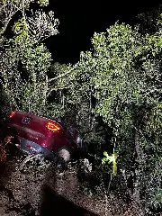 Motorista é socorrido inconsciente após carro cair em barranco em Nova Trento  - 2