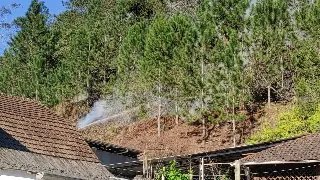 (VIDEO) Bombeiros são acionados para incêndio em vegetação em Brusque - 8