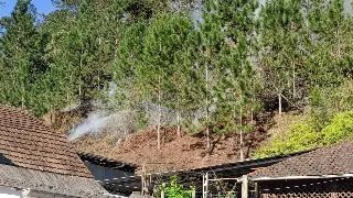 (VIDEO) Bombeiros são acionados para incêndio em vegetação em Brusque - 9