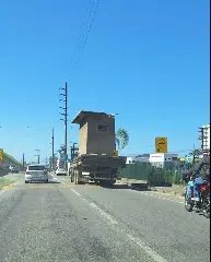Transporte de banheiro em cima de caminhão chama atenção em SC - 1