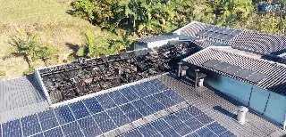 Indústria pega fogo e funcionários controlam chamas - 5
