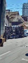 (VIDEO) Caminhão carregado tomba em Brusque - 4