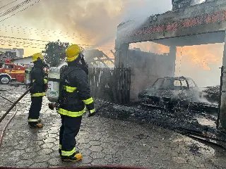 (VIDEO) Três casas são destruídas por incêndio em Ilhota - 5