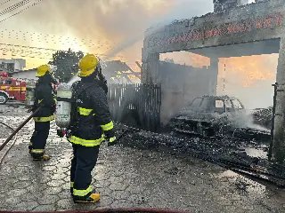 (VIDEO) Três casas são destruídas por incêndio em Ilhota - 10