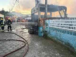 (VIDEO) Três casas são destruídas por incêndio em Ilhota - 8