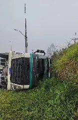 (VIDEO) Carreta é retirada após tombar durante a madrugada - 2