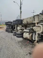 (VIDEO) Carreta é retirada após tombar durante a madrugada - 4