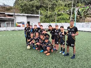 (VIDEO) Escolinha 'Os Parças' oferece futebol para crianças no São Pedro - 1