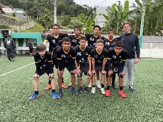(VIDEO) Escolinha 'Os Parças' oferece futebol para crianças no São Pedro - 2