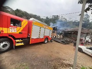 Casa é destruída por incêndio em Brusque  - 17