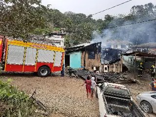 Casa é destruída por incêndio em Brusque  - 15