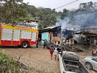 Casa é destruída por incêndio em Brusque  - 10