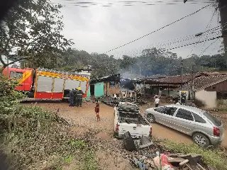 Casa é destruída por incêndio em Brusque  - 8