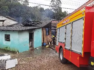 Casa é destruída por incêndio em Brusque  - 4