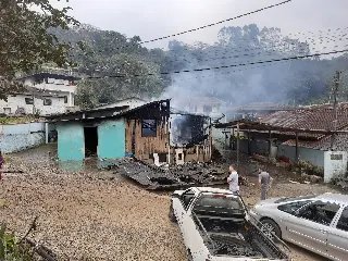 Casa é destruída por incêndio em Brusque  - 19